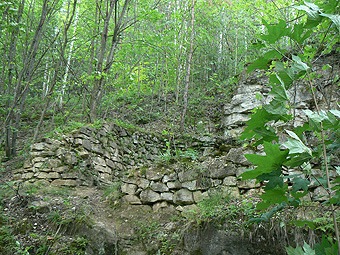 остатки стен каменной кладки